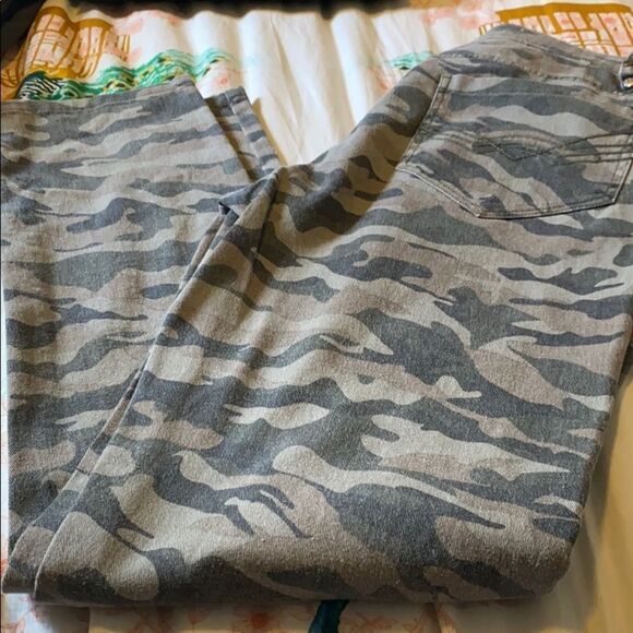 Idyllwind Camo Skinny Jeans with Studs NEW $65 - Picture 4 of 6
